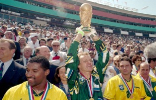 8 de Maio - 1966 — Cláudio Taffarel, ex-goleiro brasileiro, com a Taça da Copa do Mundo de 1994.