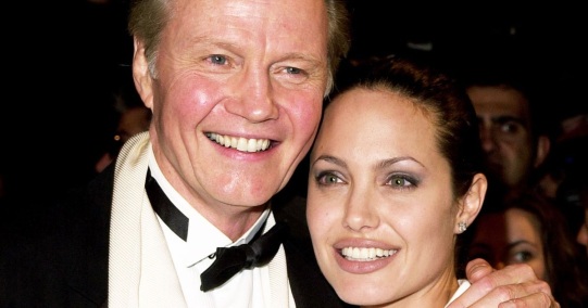 4 de Junho - 1975, Angelina Jolie, atriz, cineasta e ativista humanitária - com seu pai Jon Voight.