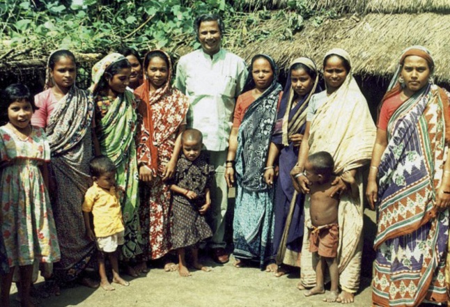 28 de Junho – Muhammad Yunus com mulheres de uma comunidade de baixa renda.