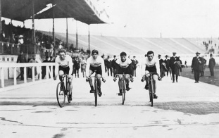 27 de Abril - Abertura dos Jogos Olímpicos de Verão de 1908 em Londres.