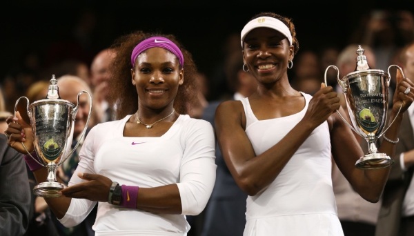 17 de Junho - Serena e Venus Williams durante premiação.