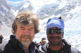 17 de Setembro – Reinhold Messner - 1944 – 73 Anos em 2017 - Acontecimentos do Dia - Foto 12 - Messner, no 'Base Camp' do Everest.
