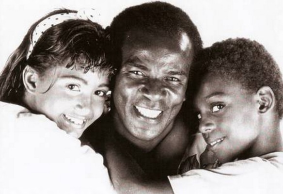 13 de Junho - Antonio Pitanga com seus filhos, Rocco e Camila Pitanga, ainda crianças.