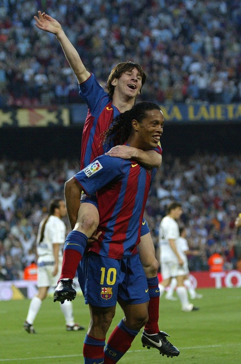 24 de Junho - Ronaldinho Gaúcho e Messi no começo de carreira, durante gol do Barcelona.