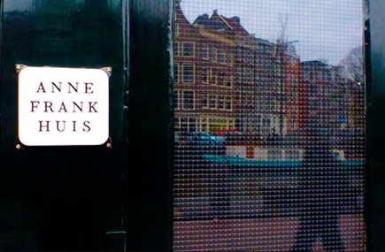 3 de Maio - 1960 — Inauguração do museu Casa de Anne Frank em Amsterdã, Países Baixos.