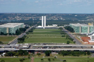21 de Abril - O Eixo Monumental e a Esplanada dos Ministérios vistos da Torre de TV de Brasília — DF.