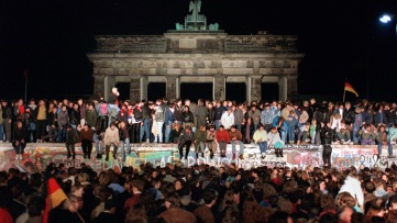 3 de Outubro - 1990 — Ocorre a Reunificação Alemã.
