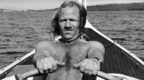 11 de Agosto – 1986 — Ove Joensen conclui uma viagem de 41 dias entre as ilhas Faroé e a Dinamarca a bordo do barco a remos, construído por si.