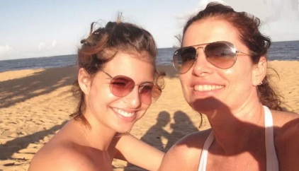 29 de Maio - Debora Bloch com a filha Júlia, na praia.