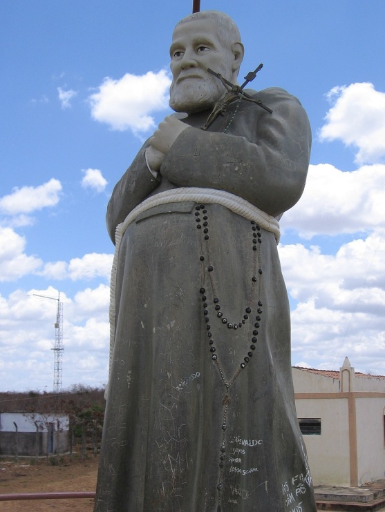 3 de Agosto – Estátua do Frei Damião, no Memorial que leva seu nome — Araripe​ (CE) — 142 Anos em 2017.
