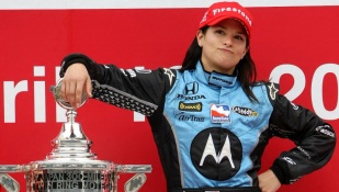 20 de Abril - 2008 — Danica Patrick vence o Indy Japan 300.