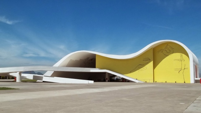 5 de Abril - 2007 — Inauguração do Teatro Popular de Niterói, idealizado por Oscar Niemeyer.
