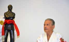 1 de Outubro - Hélio Gracie - 1913 – 104 Anos em 2017 - Acontecimentos do Dia - Foto 16 - Robson Gracie observa a estátua de Hélio Gracie ornada com a faixa-vermelha do mestre.