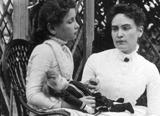 14 de Abril - Anne Sullivan com Helen Keller.