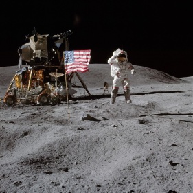 16 de Abril - 1972 — Programa Apollo - lançamento da Apollo 16 do Cabo Canaveral, Flórida. John Young na Lua e o rover lunar em segundo plano.