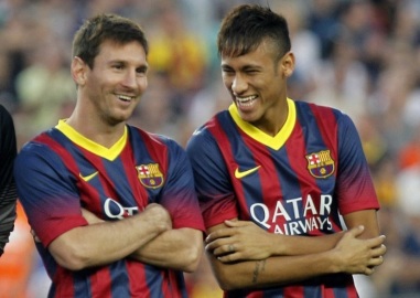24 de Junho - Messi com Neymar, rindo.