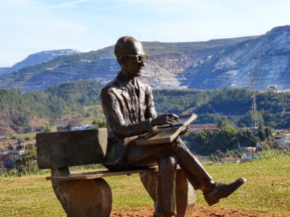 9 de Outubro - A terra natal de Carlos Drummond de Andrade e seu monumento — Itabira (MG) — 169 Anos em 2017.
