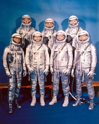 9 de Abril - 1959 - O grupo dos primeiros sete astronautas selecionados pela NASA para o Projeto Mercury.