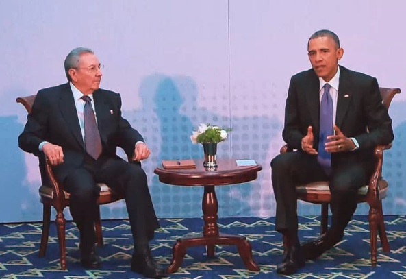 10 de Abril - 2015 - Encontro entre Raúl Castro e Barack Obama no Panamá, durante a 7.ª Cúpula das Américas.