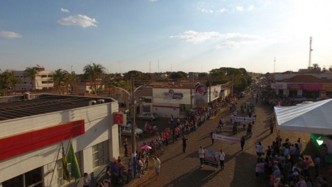 19 de Agosto – Foto aérea do desfile cívico — Vianópolis (GO) — 69 Anos em 2017.