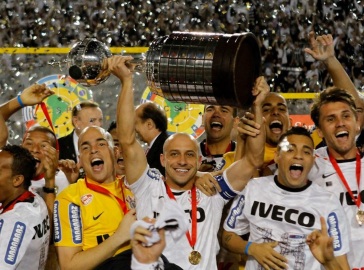 4 de Julho – 2012 – Após vencer o Boca Juniors, Corinthians se torna campeão da Libertadores.