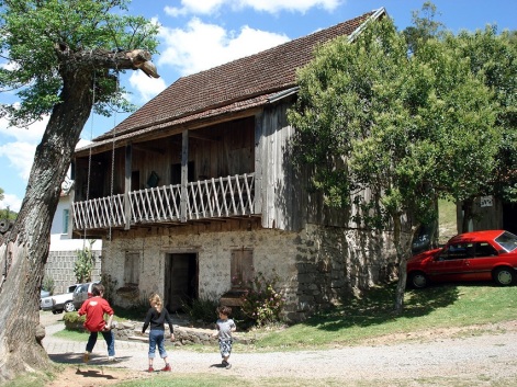 20 de Junho - Casa e cantina colonial típicas na zona rural, integrante do roteiro turístico Caminhos da Colônia de Caxias do Sul (RS) — 127 Anos.