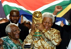 7 de Outubro - Desmond Tutu - 1931 – 86 Anos em 2017 - Acontecimentos do Dia - Foto 12 - Desmond Tutu e Nelson Mandela na Copa do Mundo na África do Sul.