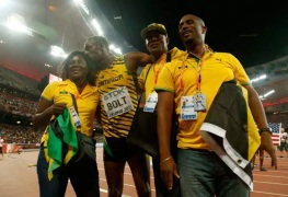 21 de Agosto — CAPA • Usain Bolt - 1986 – 31 Anos em 2017 - Acontecimentos do Dia - Foto 11 - Com a família após vitória.