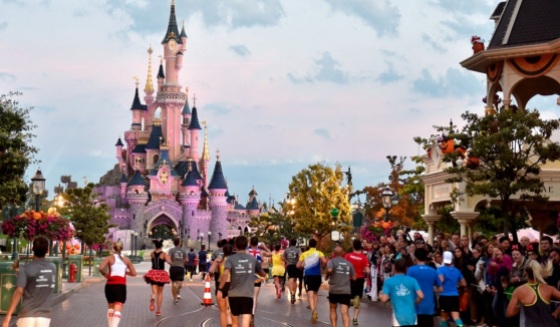 12 de Abril - 1992 — O Euro Disney Resort inaugura oficialmente o seu parque temático Euro Disneyland. O resort e o nome de seu parque são posteriormente alterados para Disneyland Pa