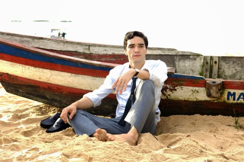 2 de Junho - Caio Blat interpretando Neco Pedreira em 'O Bem Amado'.
