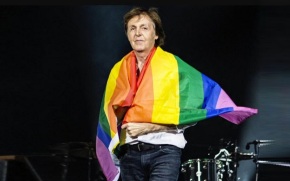 18 de Junho - Paul McCartney - cantor e compositor inglês - no palco com bandeira LGBT.