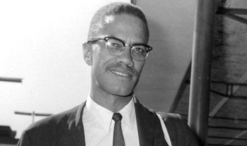 19 de Maio - 1925 – Malcolm X, líder negro estadunidense - sorrrindo.