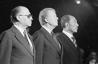 26 de Março - 1979 — Menachem Begin, Jimmy Carter e Anwar Al Sadat, assinam o Tratado de paz israelo-egípcio em Washington, D.C.;