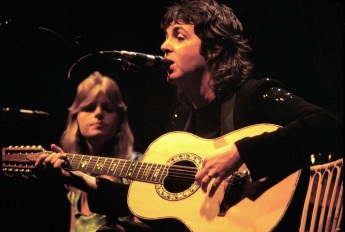 18 de Junho - Paul McCartney - cantor e compositor inglês - com Linda, na banda Wings.