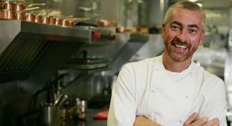 3 de Junho - O chef Alex Atala na cozinha de seu restaurante.