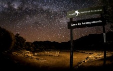 1 de Junho - Parque Nacional do Itatiaia - Céu estrelado e placa de sinalização - RJ.