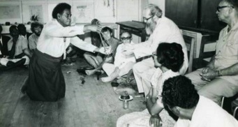 19 de Setembro – Paulo Freire - 1921 – 96 Anos em 2017 - Acontecimentos do Dia - Foto 9 - Paulo Freire fala nas Ilhas Fiji, promovendo seu método de alfabetização para adultos.