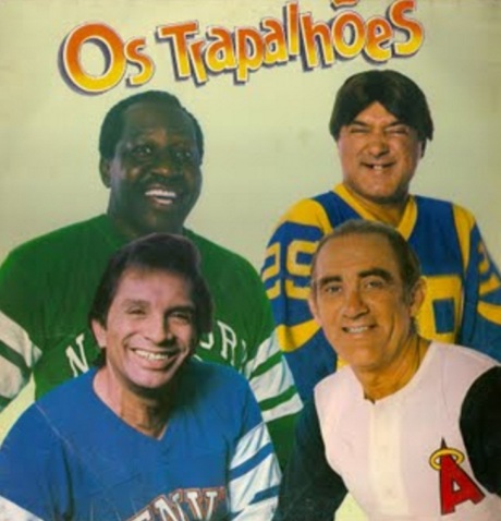 13 de março - Os Trapalhões em foto de disco de 1988 - Mussum (de camisa verde), Zacarias (de camisa azul e amarela), Dedé (de camisa azul) e Didi (de camisa branca)