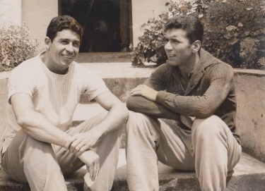 16 de Maio - 1925 – Nilton Santos, futebolista brasileiro (m. 2013) - com Mauro Ramos de Oliveira, jovens.