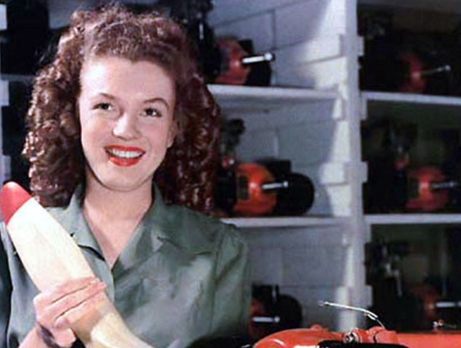 1 de Junho - Marilyn Monroe fotografada enquanto ela ainda trabalhava numa fábrica, no final de 1944.