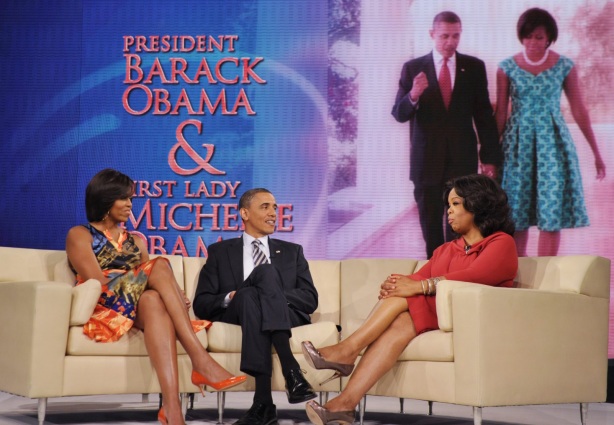 29-de-janeiro-oprah-winfrey-apresentadora-de-tv-norte-americana-em-seu-programa-recebendo-o-presidente-e-a-primeira-dama-dos-eua-barack-e-michelle-obama