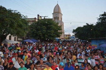 2 de Maio - Umbuzeiro (PB) - população da cidade durante um bingo.