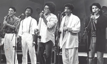 24 de Fevereiro - Pablo Milanés, em 1986, canta ao centro, com Chico Buarque, Djavan, Caetano Veloso e Marina.